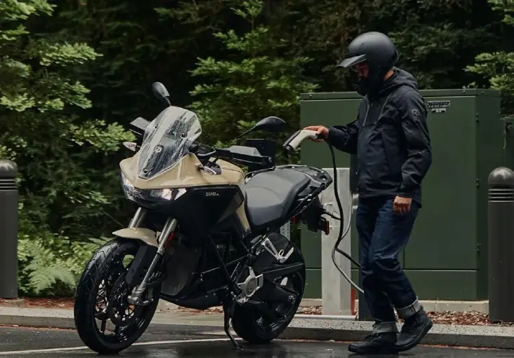 Dos scooters, una eléctrica y otra de combustión, lado a lado