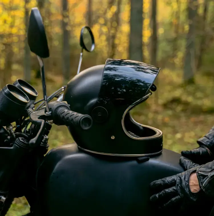 Persona con casco y guantes conduciendo una scooter eléctrica